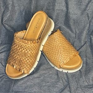Diba True Wedge “Been Jammin” sandal EUC, woven leather.
